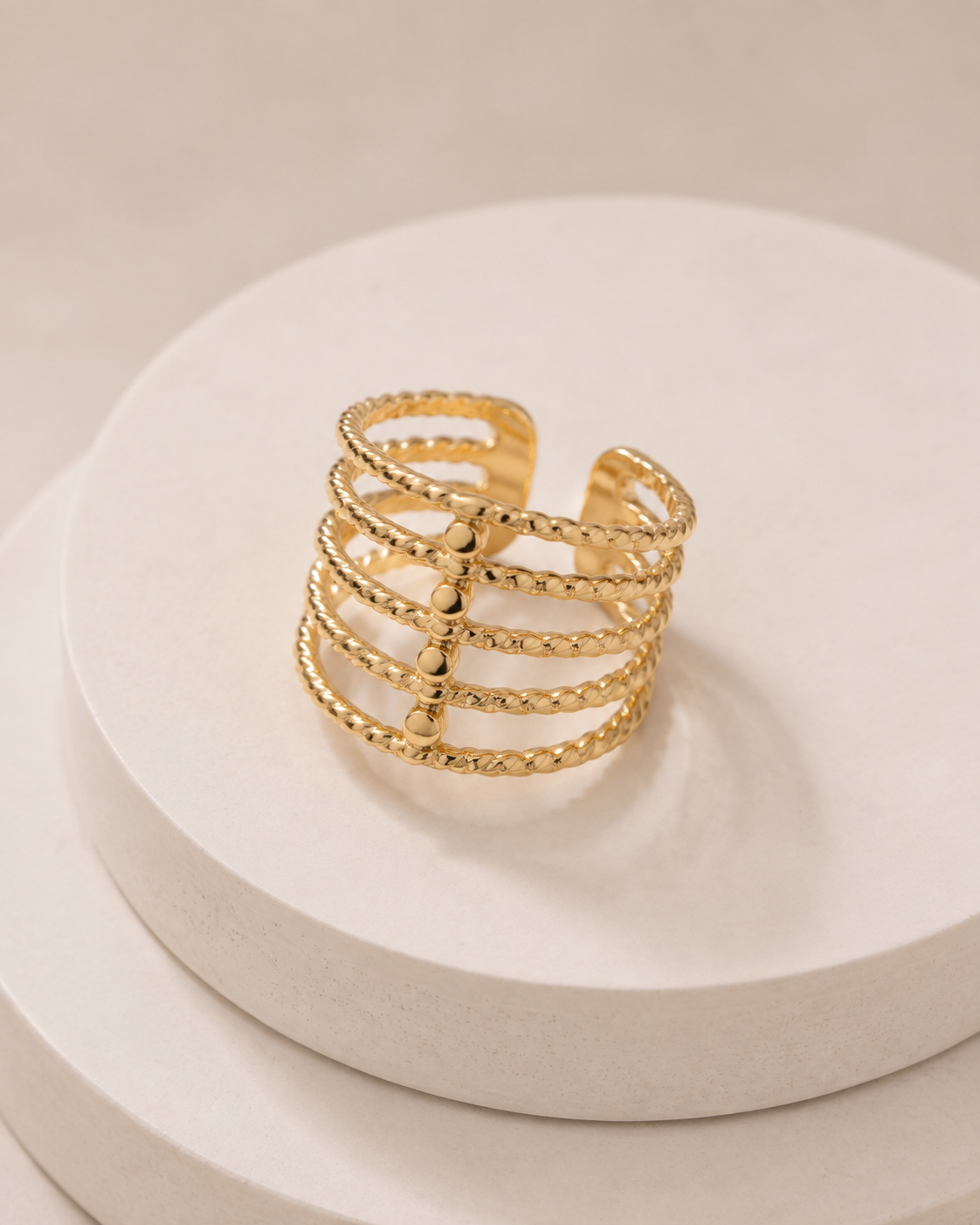 The Twisted Multi-Band Cage Ring